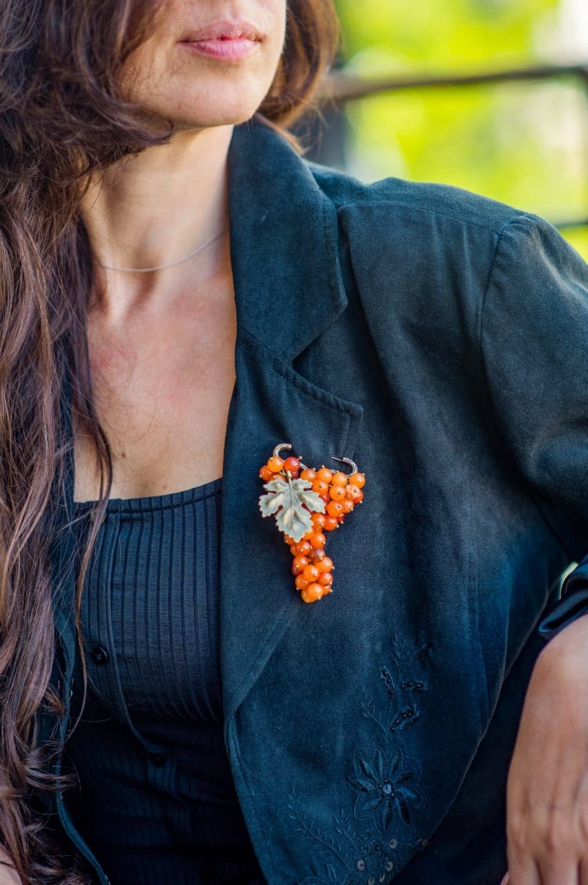 ბროში ყურძნის მტევანი "რქაწითელი"